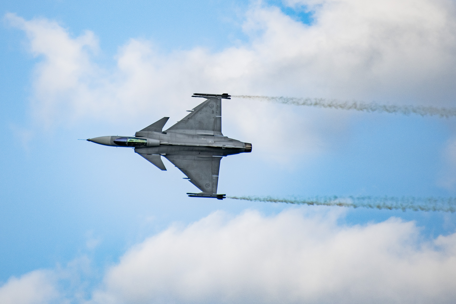 Stumholmen 2 augusti. Pilot med flygplan från F17 Blekinge Flygflottilj kommer demonstrera JAS 39 Gripens fulla prestanda. Uppvisningen genomförs i ett fartspan från 180 till 1100 km/h kombinerat med skarpa svängar, rollar och loopingar där G-krafterna varierar mellan -1G till 9G.